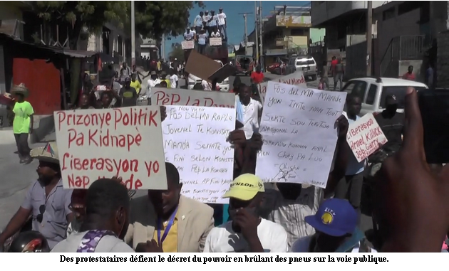 Des protestataires défient le décret du pouvoir en brûlant des pneus sur la voie publique